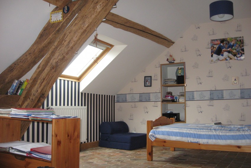 Am&eacute;nagement chambre dans combles : isolation, plaques de pl&acirc;tre, restauration sol en tomettes.